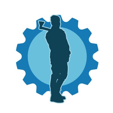 Bir erkek oduncunun silueti elinde baltayla ayakta duruyor..