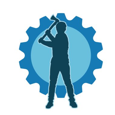 Balta sallayan bir erkek işçinin silueti. Balta sallayan bir orman oduncusunun silueti..