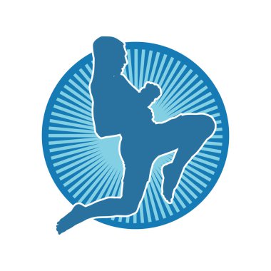 Hareketli erkek kickboksör atletinin silueti. Tekme atan bir adamın silueti..