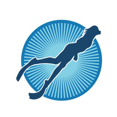 Suyun altında yüzen bir kadının silueti. Yüzen bir kadın dalgıcın silüeti..