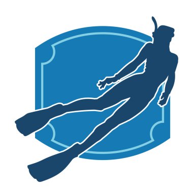 Suyun altında yüzen bir kadının silueti. Yüzen bir kadın dalgıcın silüeti..