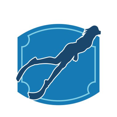 Suyun altında yüzen bir kadının silueti. Yüzen bir kadın dalgıcın silüeti..