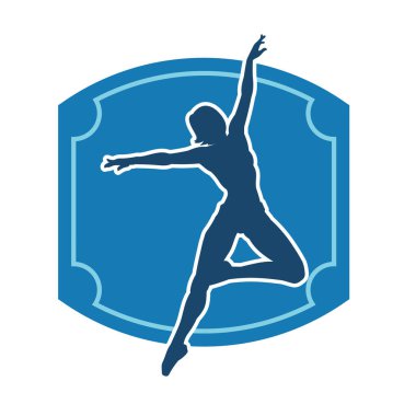 Hareketli bir kadın balerin silueti. Dans eden balerin kızın silueti..