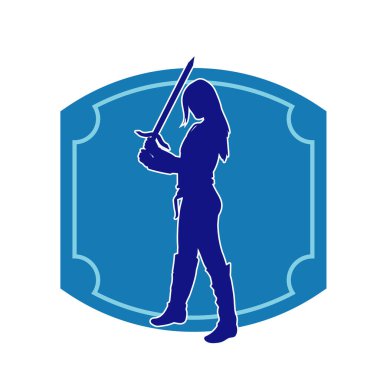 Bir kadın dövüşçünün silueti kılıç taşırken poz veriyor..