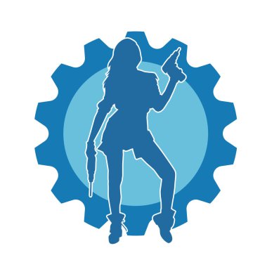 Matkap aletleri taşıyan inşaat işçisi kostümlü bir kadın silueti. İnşaat işçisi kadın silueti elektrikli matkapla poz veriyor.. 