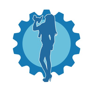 Matkap aletleri taşıyan inşaat işçisi kostümlü bir kadın silueti. İnşaat işçisi kadın silueti elektrikli matkapla poz veriyor.. 