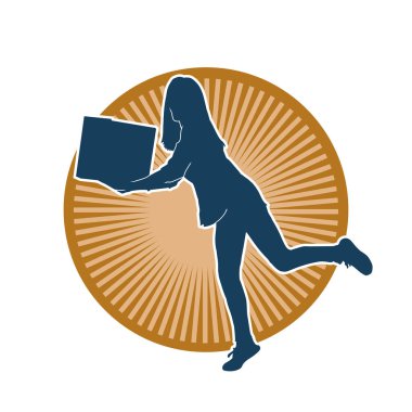 Sıradan bir kadının silueti kutuları kaldırıyor. Kutuları taşıyan bir kadının silüeti..