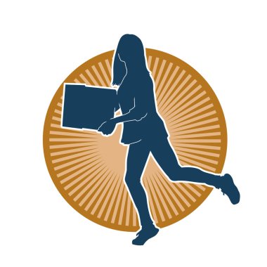 Sıradan bir kadının silueti kutuları kaldırıyor. Kutuları taşıyan bir kadının silüeti..