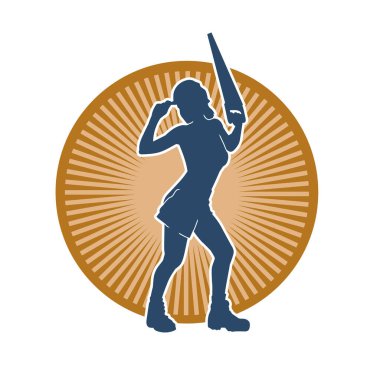 Demir testeresi taşıyan, işçi kostümlü zayıf bir kadının silueti. Kadın marangoz silueti, elinde testereyle poz vermiş..