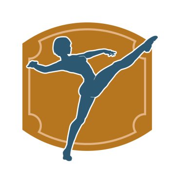 Sıska bir kadın dövüşçünün silueti tekme hareketi yapıyor. Bir kadın savaşçının silueti tekme pozu..