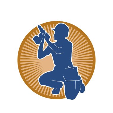 Makineli elektrikli matkap taşıyan kadın bir inşaat işçisinin silueti. Elektrikli matkap tutan bir kadın inşaatçının silueti..