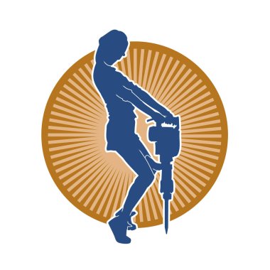 Makineli elektrikli matkap taşıyan kadın bir inşaat işçisinin silueti. Elektrikli matkap tutan bir kadın inşaatçının silueti..