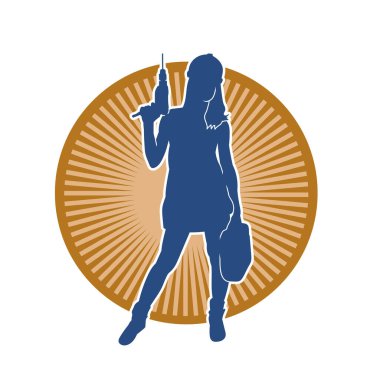 Makineli elektrikli matkap taşıyan kadın bir inşaat işçisinin silueti. Elektrikli matkap tutan bir kadın inşaatçının silueti..