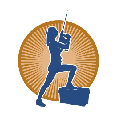 Makineli elektrikli matkap taşıyan kadın bir inşaat işçisinin silueti. Elektrikli matkap tutan bir kadın inşaatçının silueti..