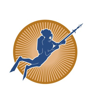 Bir kadın dalgıcın silueti su altı ya da su altı zıpkını silahı taşırken 