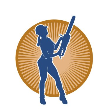 Makineli testere taşıyan kadın inşaat işçisinin silueti. Elektrikli testere tutan oduncu bir kadının silueti..