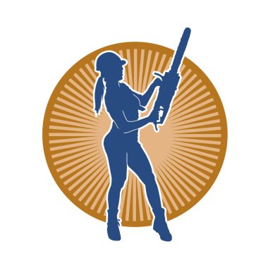 Makineli testere taşıyan kadın inşaat işçisinin silueti. Elektrikli testere tutan oduncu bir kadının silueti..