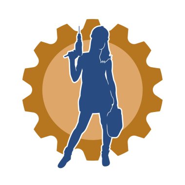 Makineli elektrikli matkap taşıyan kadın bir inşaat işçisinin silueti. Elektrikli matkap tutan bir kadın inşaatçının silueti..