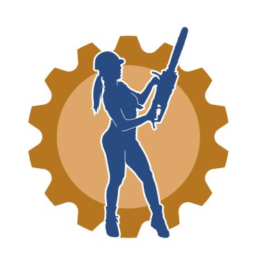 Makineli testere taşıyan kadın inşaat işçisinin silueti. Elektrikli testere tutan oduncu bir kadının silueti..