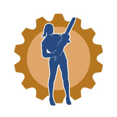 Makineli testere taşıyan kadın inşaat işçisinin silueti. Elektrikli testere tutan oduncu bir kadının silueti..