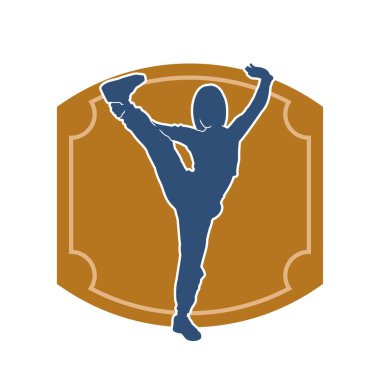 Dövüş sanatları tekmesi atan bir kadının silueti. Sportif bir kadının silueti tekme hareketi yapıyor..