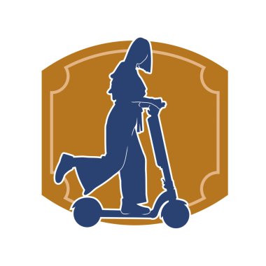 Sıradan, ince bir kadının silueti elektrikli scooter kullanıyor..