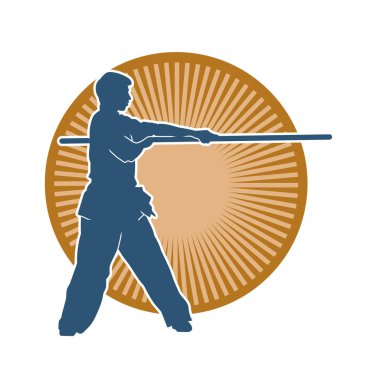 Dövüş sanatlarında dövüşen bir erkeğin silüeti, tahta sopayı silah olarak kullanıyor. Tahta sırıkla dövüş sanatları yapan bir adamın silueti..