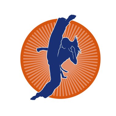 Dövüş sanatları tekmesi atan bir kadının silueti. Sportif bir kadının silueti tekme hareketi yapıyor..
