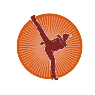 Dövüş sanatları tekmesi atan bir kadının silueti. Sportif bir kadının silueti tekme hareketi yapıyor..