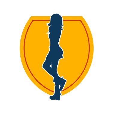 Dişi poziyonunda zayıf bir kadın modelinin silüeti. Çekici duruşu olan genç bir kadının silueti..