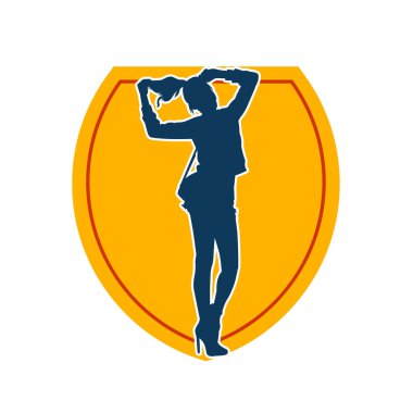 Dişi poziyonunda zayıf bir kadın modelinin silüeti. Çekici duruşu olan genç bir kadının silueti..