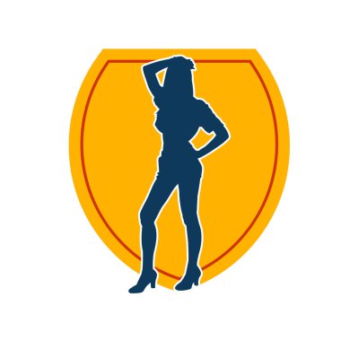 Dişi poziyonunda zayıf bir kadın modelinin silüeti. Çekici duruşu olan genç bir kadının silueti..