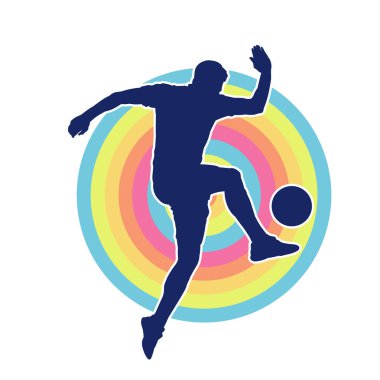 Top tekmeleyen bir erkek futbolcunun silueti. Hareket halindeki bir futbolcunun silueti.