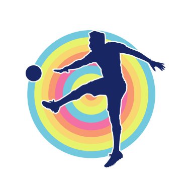 Top tekmeleyen bir erkek futbolcunun silueti. Hareket halindeki bir futbolcunun silueti.