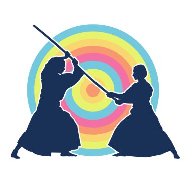 Erkek ve kadın dövüş sanatları ustasının silueti samuray kılıcı kullanıyor.