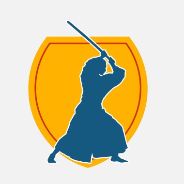 Geleneksel Japon kostümlü erkek samuray savaşçısının silueti.