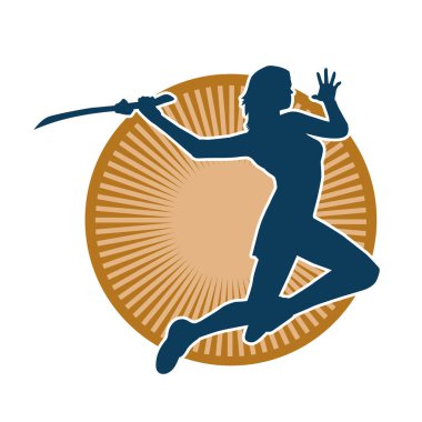 Bir kadın savaşçının silueti kılıcıyla hareket halindeyken poz veriyor. Bir kadın dövüşçünün silueti keskin bir bıçakla poz veriyor..