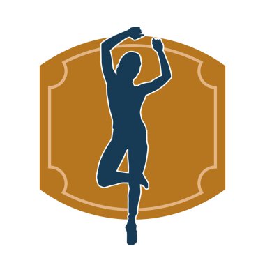 Hareketli bir kadın dansçının silueti. Dans eden zayıf bir kadının silueti..