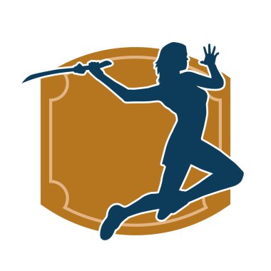 Bir kadın savaşçının silueti kılıcıyla hareket halindeyken poz veriyor. Bir kadın dövüşçünün silueti keskin bir bıçakla poz veriyor..