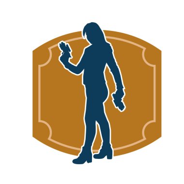 Sıska bir kadın savaşçının silueti makineli tüfekle poz veriyor.