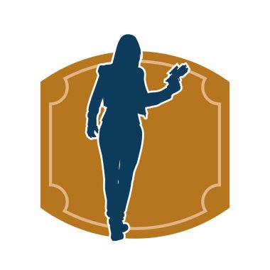 Sıska bir kadın savaşçının silueti makineli tüfekle poz veriyor.