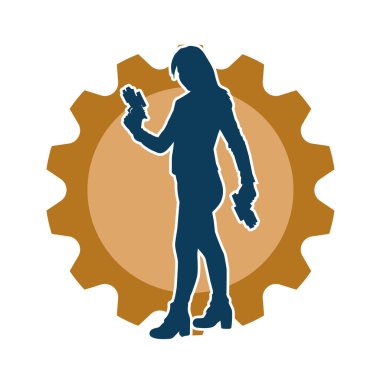 Sıska bir kadın savaşçının silueti makineli tüfekle poz veriyor.