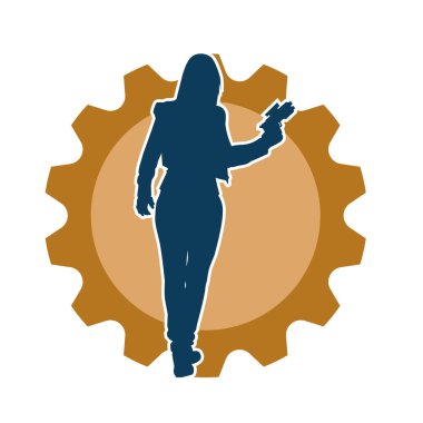 Sıska bir kadın savaşçının silueti makineli tüfekle poz veriyor.