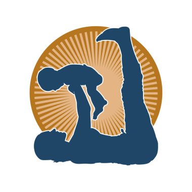 Zayıf bir kadının, pilates yaparken çocuklarını kaldırması silueti.