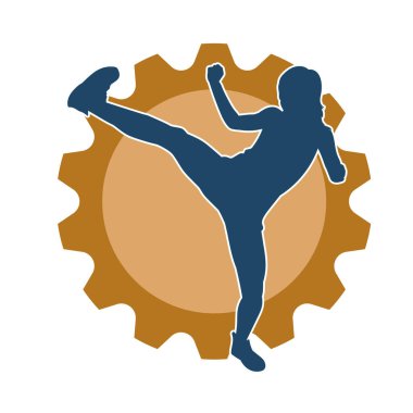 Dövüş sanatları tekmesi atan bir kadının silueti. Sportif bir kadının silueti tekme hareketi yapıyor..