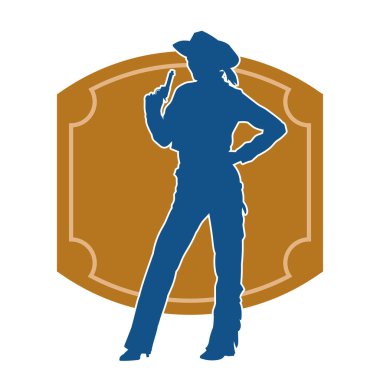 Kovboy kostümü giymiş zayıf bir kadının silueti. Tabanca tabancası taşıyan pozu. Kovboy kız kostümlü bir kadın modelin silueti..