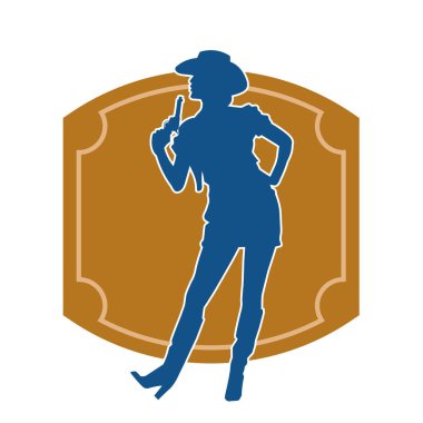 Kovboy kostümü giymiş zayıf bir kadının silueti. Tabanca tabancası taşıyan pozu. Kovboy kız kostümlü bir kadın modelin silueti..