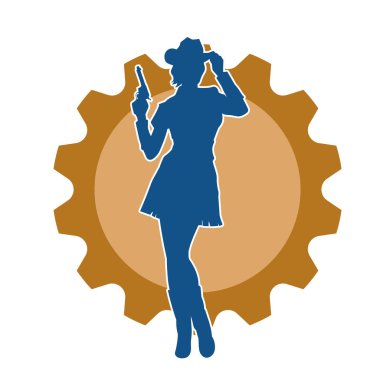 Kovboy kostümü giymiş zayıf bir kadının silueti. Tabanca tabancası taşıyan pozu. Kovboy kız kostümlü bir kadın modelin silueti..