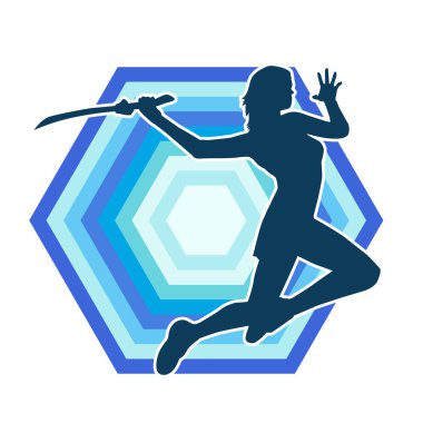 Bir kadın dövüşçünün silueti kılıç taşırken poz veriyor.