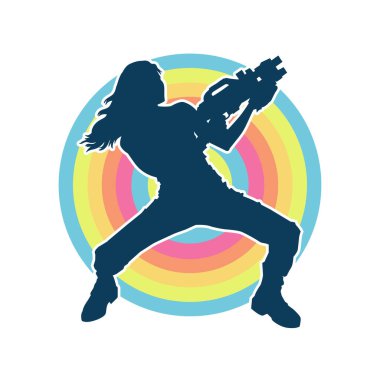 Sıska bir kadın savaşçının silueti makineli tüfekle poz veriyor.